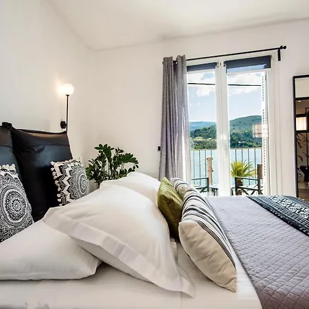 아파트 A & B Minimal With Sea View In 아르고스톨리온