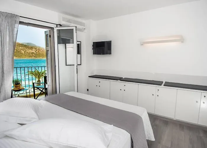 A & B Minimal With Sea View In 아파트 아르고스톨리온