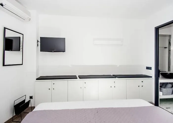 A & B Minimal With Sea View In 아파트 아르고스톨리온