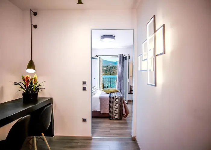 A & B Minimal With Sea View In 아파트 아르고스톨리온
